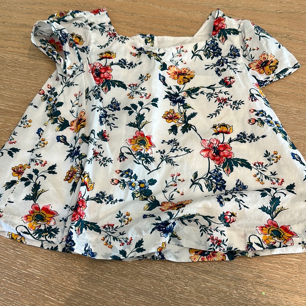 Like new adorable flower top